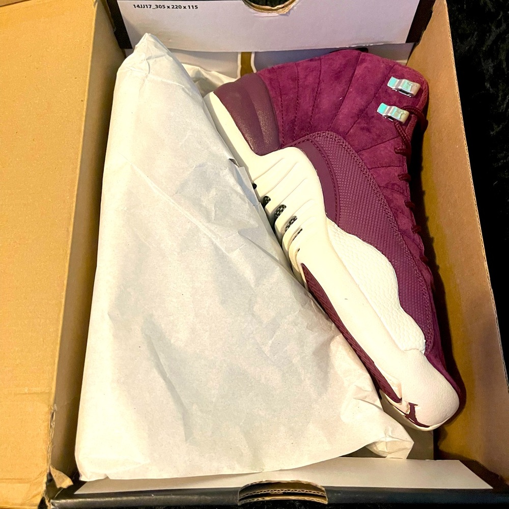 Burgundy Jordan 12 sz 7